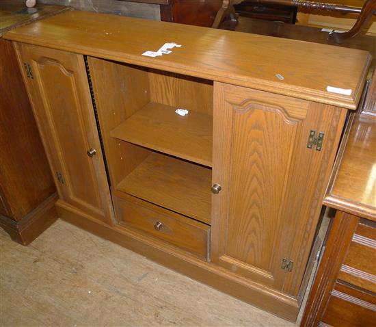 Small oak dwarf cupboard(-)